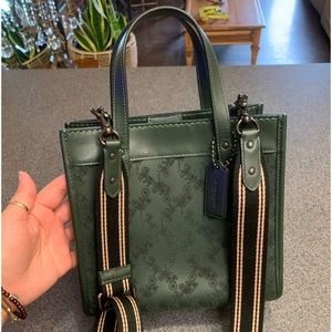 Coach Field Tote 22 With Horse And Carriage